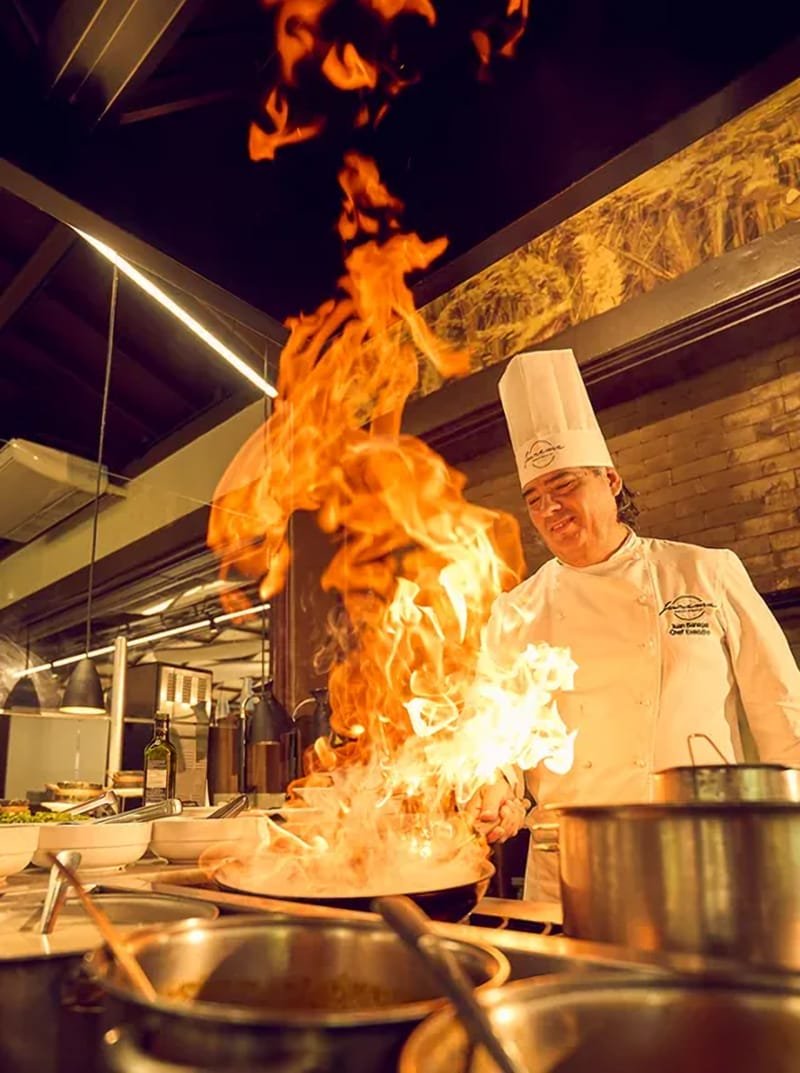 Chef flambando um prato na cozinha do Lagos de Jurema